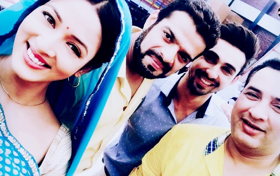 Priyadarsini_85's tweet photo. #YHMGang #Selfieee tym with directorπ
#OfffScreenFun πππ
#Onset
#CoStarsLikeFamily π
@TheKaranPatel @VidishaSri #Randeep #Abhishek https://t.co/EFhHpW2WgP