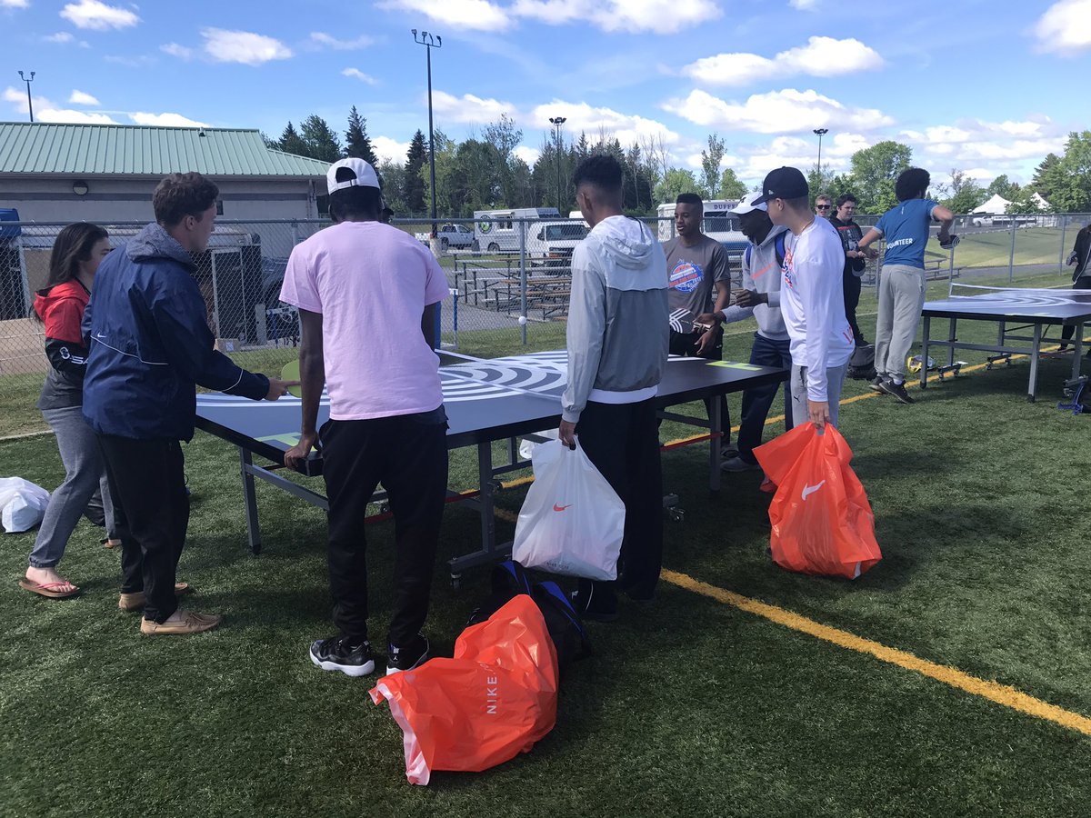 hannahgarton's tweet photo. Sabres picking up their #niketf OFSAA 2017 gear @ the Nike tent!! Right of passage for making it to the show! @sssSabres @OFSAATrack https://t.co/3bBEn0PAHn