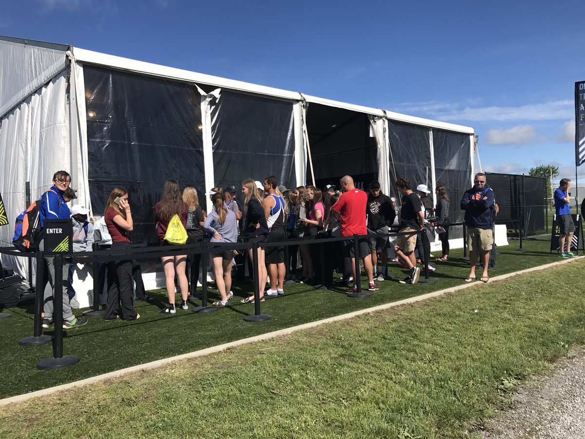 hannahgarton's tweet photo. Sabres picking up their #niketf OFSAA 2017 gear @ the Nike tent!! Right of passage for making it to the show! @sssSabres @OFSAATrack https://t.co/3bBEn0PAHn