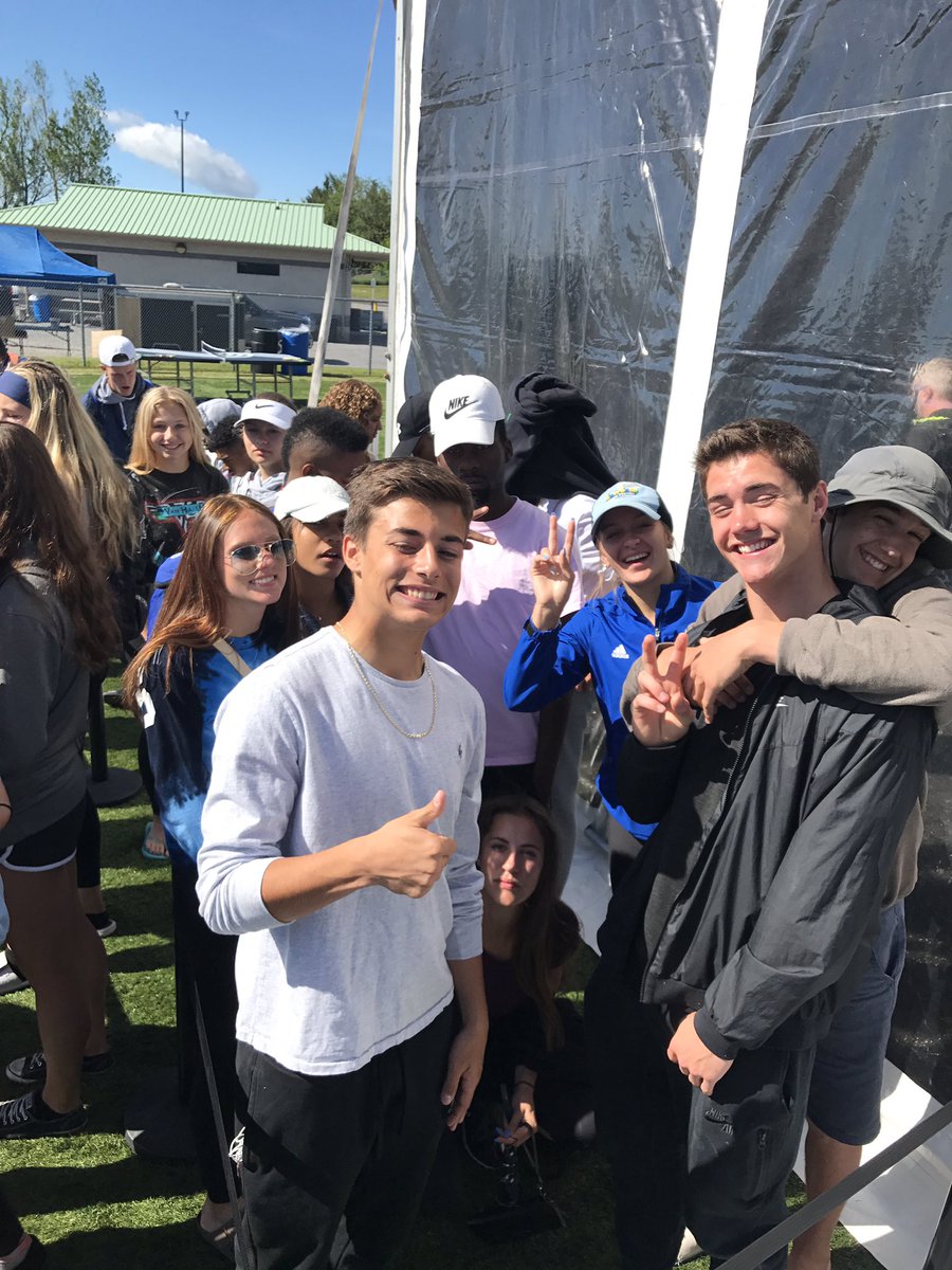 hannahgarton's tweet photo. Sabres picking up their #niketf OFSAA 2017 gear @ the Nike tent!! Right of passage for making it to the show! @sssSabres @OFSAATrack https://t.co/3bBEn0PAHn