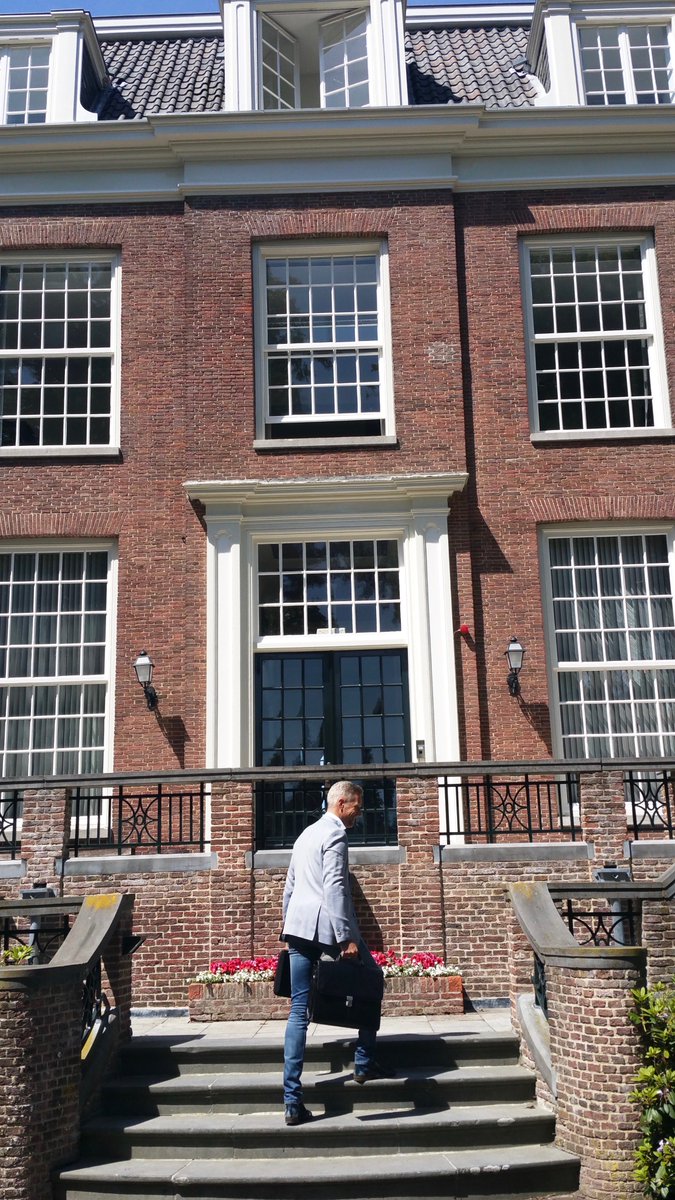 Je ruikt de historie op de trappen van landgoed <a href="/OudZandbergen/">Oud Zandbergen</a>