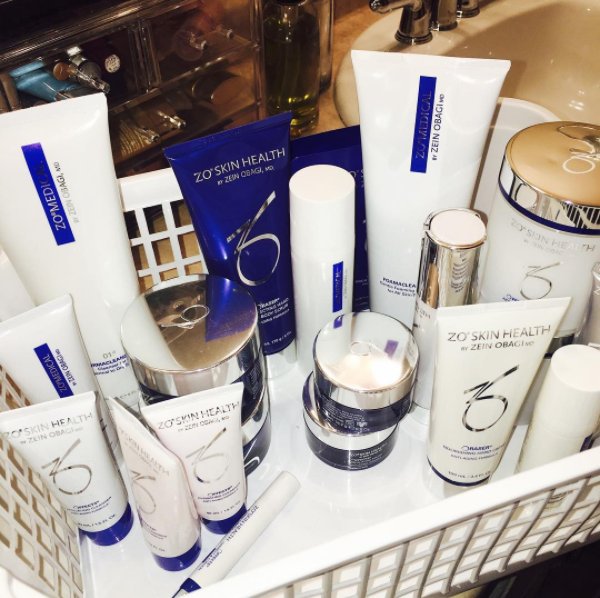 zoskinhealth's tweet photo. June is #AcneAwarenessMonth. Say bye bye to blemishes w/ our highly effective products for targeting/treating #acne https://t.co/RvdeoCx094 https://t.co/HSx1UgHNiV