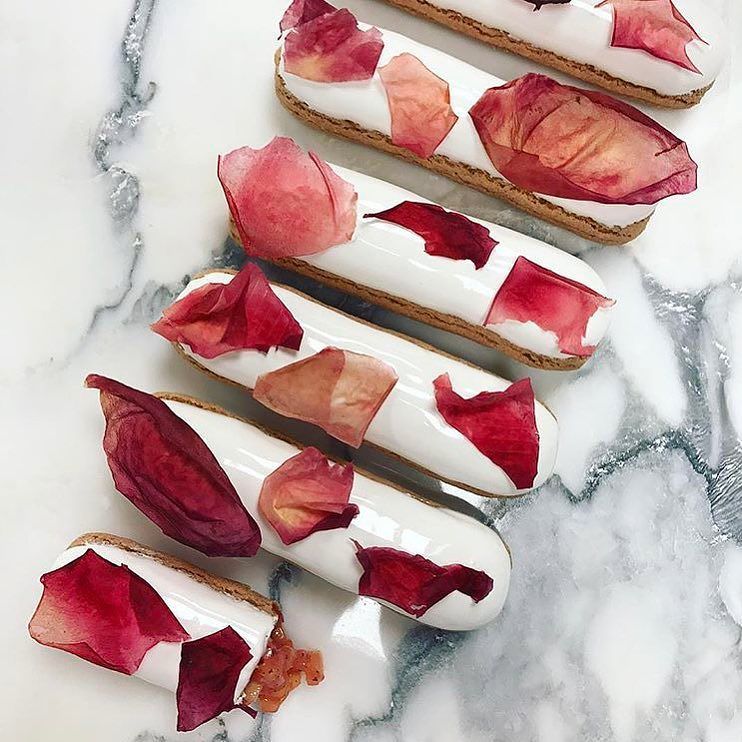 theparistours's tweet photo. Slices of dehydrated peach perfectly placed upon these peach &amp; verbena éclairs by @cedricgrolet. 📷:@cedricgrolet #… https://t.co/KaF6hHPxBc https://t.co/YPvdgOTu7r