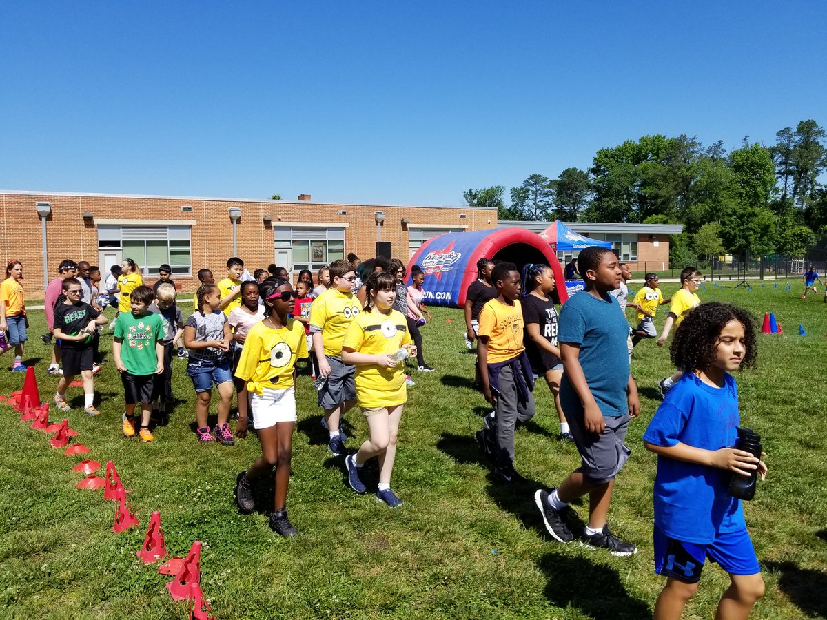 SGEMathTigers's tweet photo. Our Fun Run is underway!! Go Tigers!! @SouthgateTigers @Boosterthon @AACountySchools  #backyardboxoffice https://t.co/UK0P3B75PR