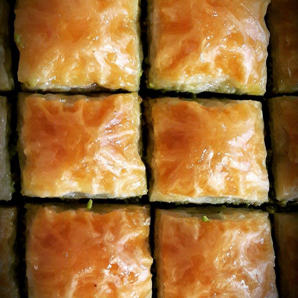 Hikmet Bey 'in baklavası Gazıantep ten günlük geliyor. 
Hikmet Bey Vali Konağı Caddesinde