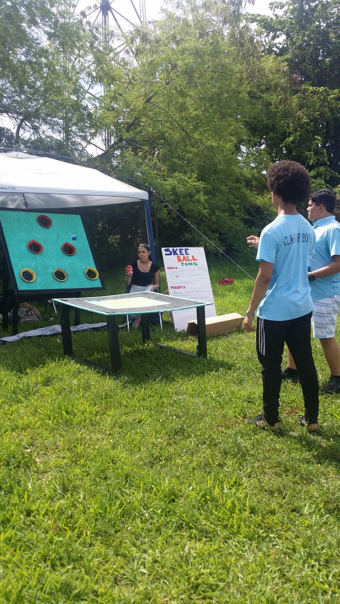 PKDean3's tweet photo. Our physics students hard at work, helping other students with the games they designed for the field day! @josemartimast  #mast1617 #stem https://t.co/mEfwXBohUx