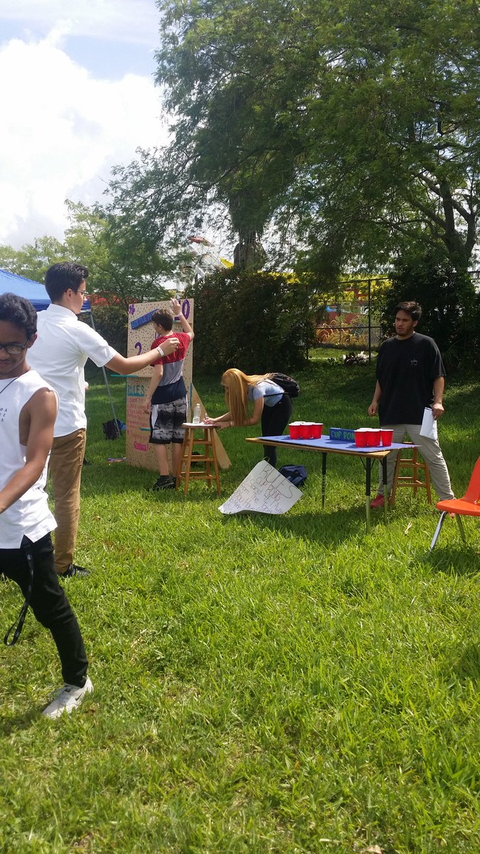 PKDean3's tweet photo. Our physics students hard at work, helping other students with the games they designed for the field day! @josemartimast  #mast1617 #stem https://t.co/mEfwXBohUx