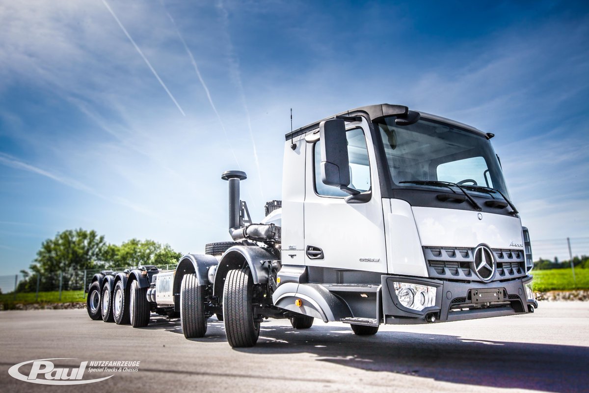 PAULTRUCKcom's tweet photo. "Lift me up!": Arocs 12x4 with hydraulically steered leading & trailing axles and skylift cabin by Paul. #iampaul #mercedes #craftedpower https://t.co/Pz6xcfwyxI