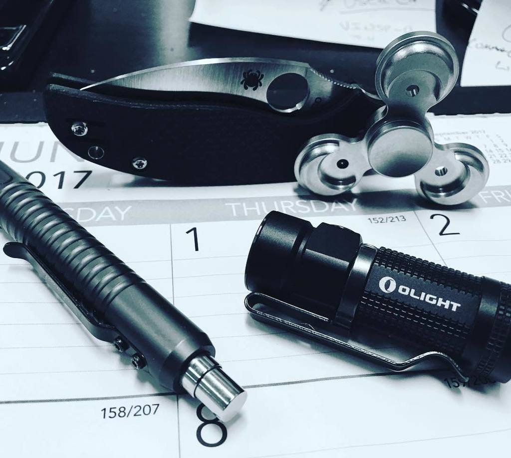 Dark_Apogee's tweet photo. A little #edc #pocketdump at #work with my #LUNA #spinner  #spyderco #olight and #pen. Some of my #favoritethings … https://t.co/uVOVdfIvpE https://t.co/X4Kp45zUsh