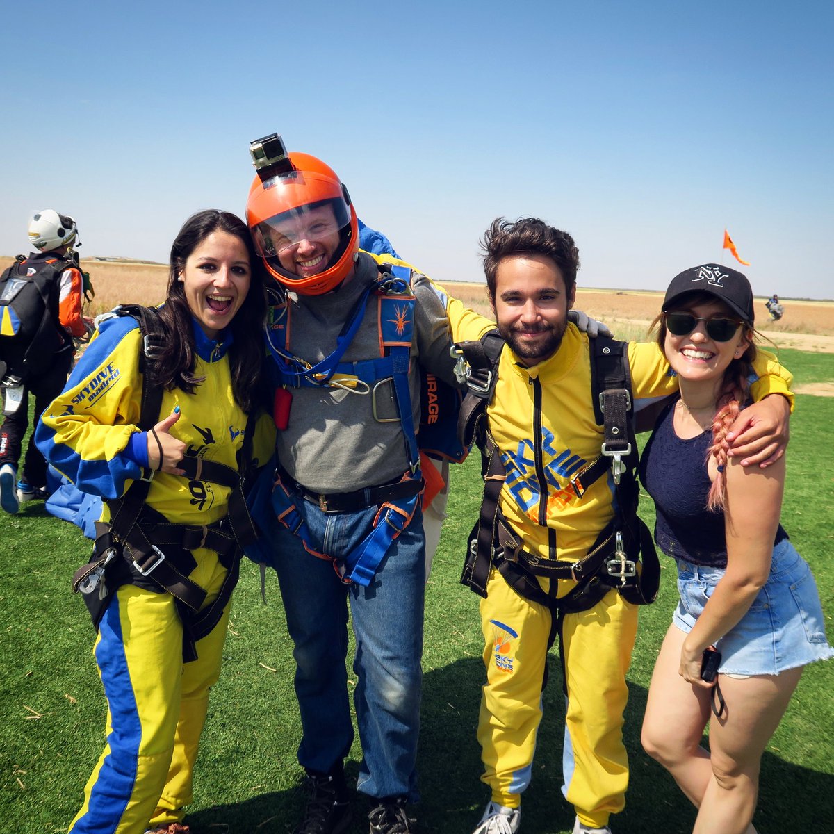 ExpCaseros's tweet photo. Increíble experiencia caer desde 4.000 metros de altura 😱 RT si quieres ver nuestras reacciones ya! 👍👍👍 https://t.co/XsRJVp4B3g