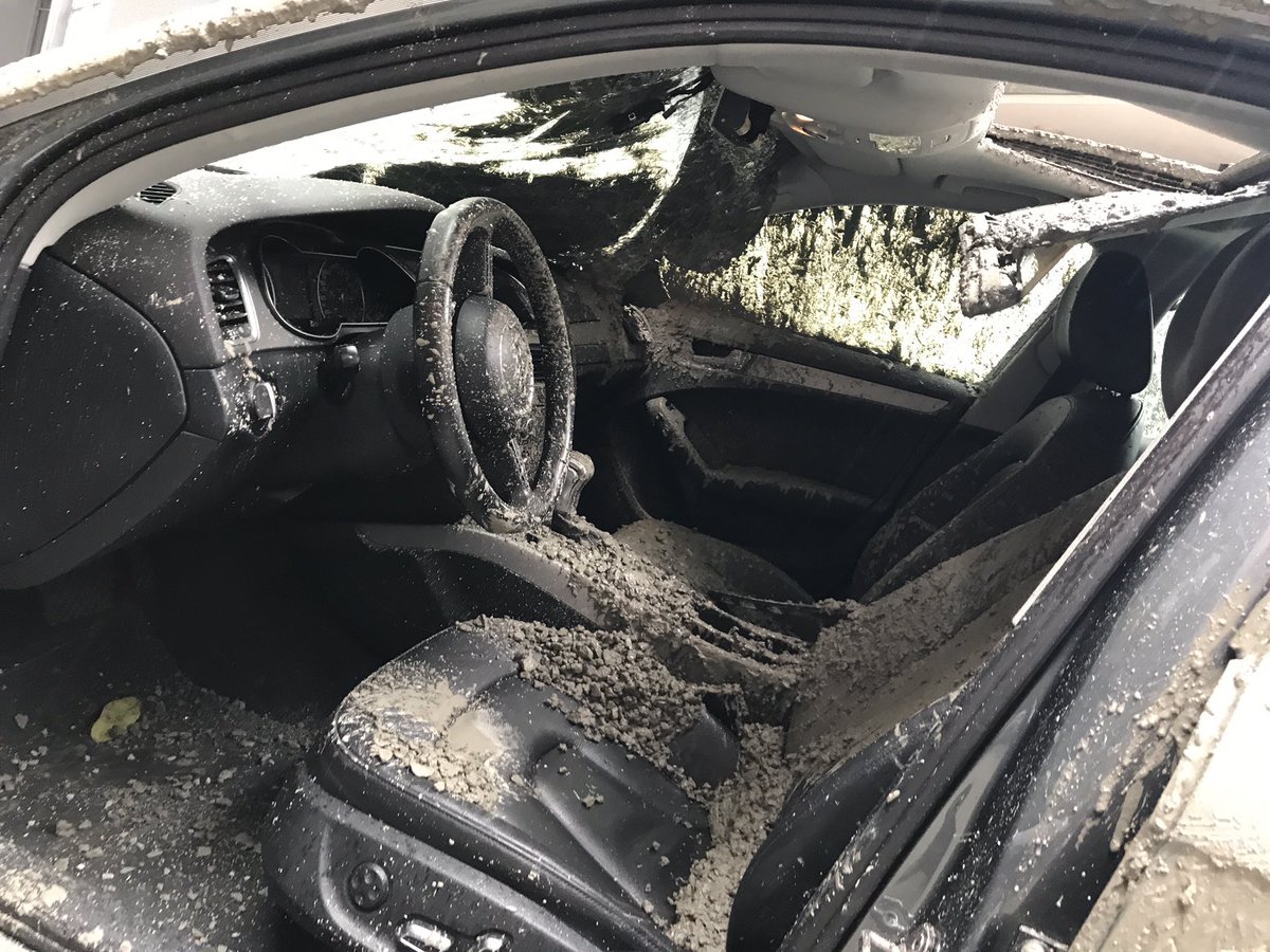 WilsonKriminal's tweet photo. @AlvaroAlvaradoC  @TReporta @tvnnoticias  cae concreto a altura de 12 pisos al carro del Sr Renato Perreira. https://t.co/H8CvJyXtUY