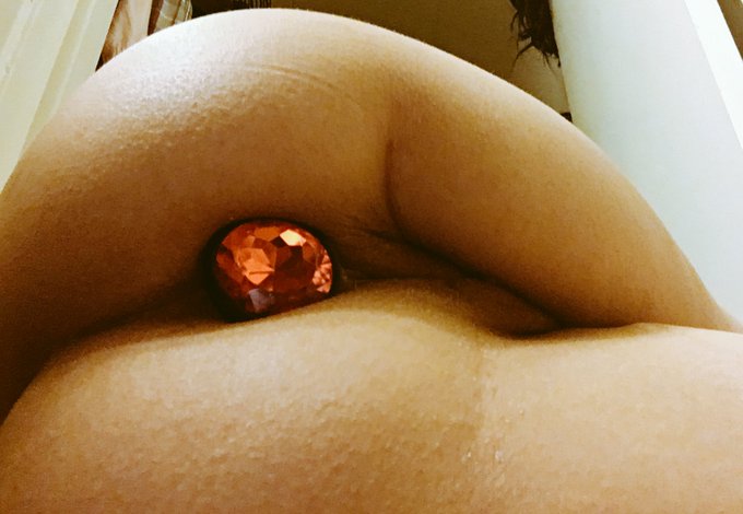 Mmmm... Love the feeling of cold metal in my ass in the morning❤️ #AnalAlert #nsfw #phatass #buttstuff