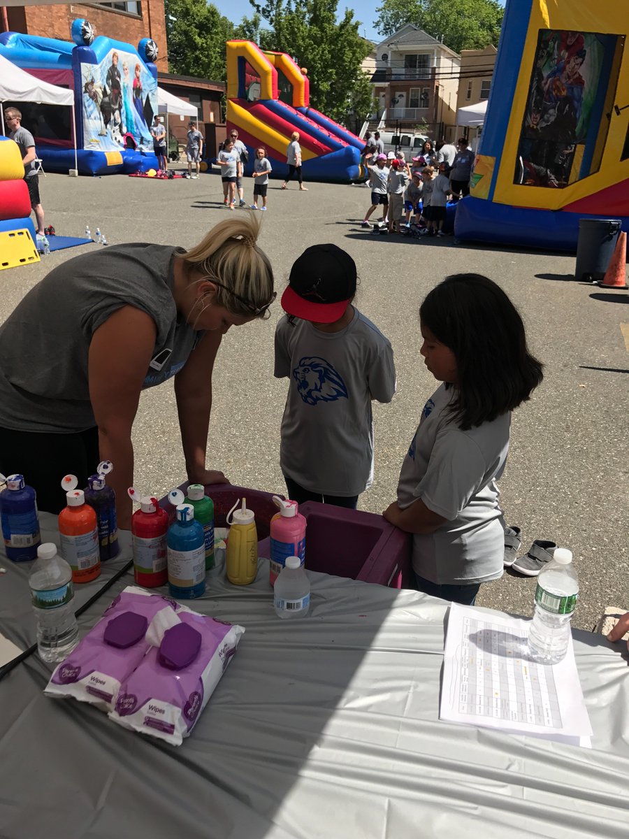 LincolnLions5's tweet photo. Spin Art #LCSfieldday2017 #GoLions ππ¦π https://t.co/usAe3C7RpO
