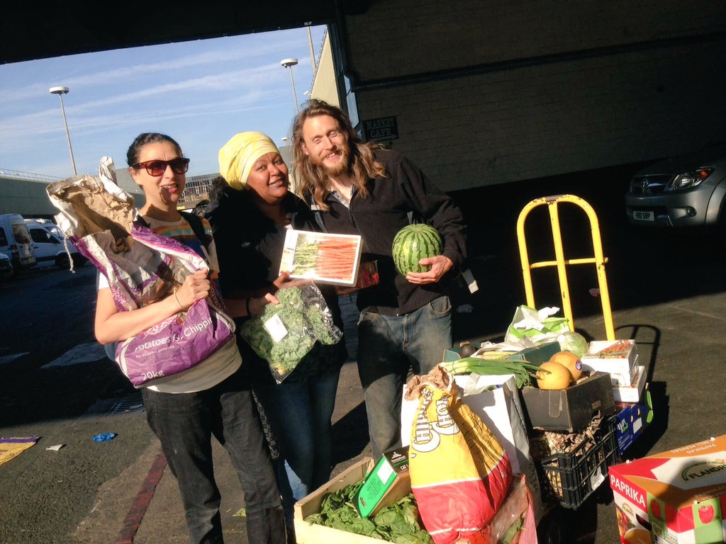 Picking up #foodwaste today for the community. Thanks <a href="/CoventMarket/">Covent Garden Market</a>  #avoidable #perfectfood <a href="/Mentewab/">Ms H H</a> @zeinsideoutschool <a href="/thevenuesw11/">The</a>