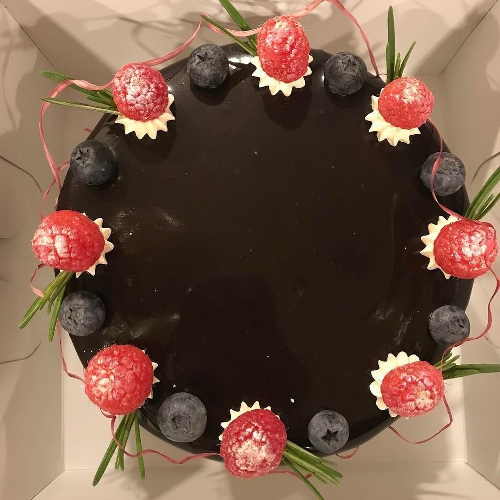 Camden_Leigh's tweet photo. Here's the chocolate cake hubby brought me. Guess I talked a lot about cake after my lumpectomy. #igauthorlife #igauthors #authorsofinstagr… https://t.co/irje1IyDqr