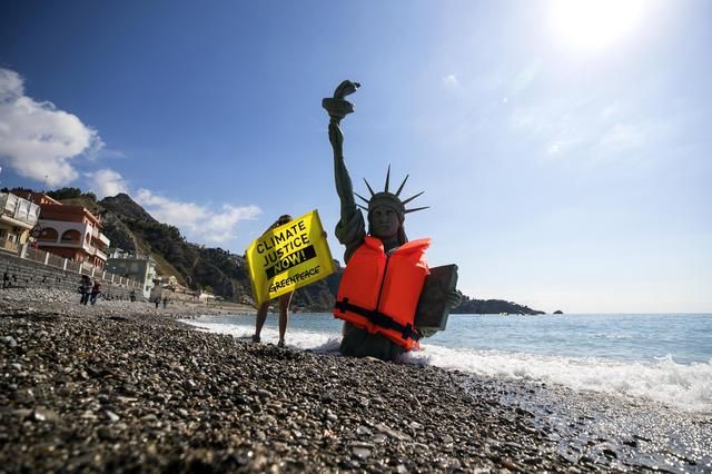 PediciniEu's tweet photo. Il mondo corre verso la #decarbonizzazione, 10mil di posti di lavoro con #FontiAlternative. DIFENDIAMO il Pianeta:
https://t.co/XfJZkTo8ie https://t.co/dARnEH9KrX