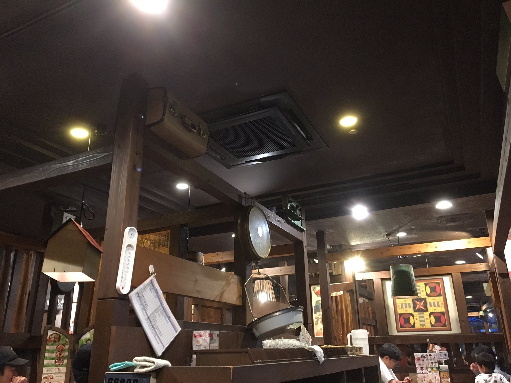 モスのピーさん 前田 憲吾 びっくりドンキーに来店中 凄ーく内装にこだわっているお店です 全国の中でも 相当高い売上の店舗のようです 新しいお店をオープンするなら 内装にはしっかりこだわりたいな ほかに ゆったりと座りたい でも 絶対 モスのピーさん 前田 憲吾 びっくりドンキーに来店中 凄ーく内装にこだわっているお店です 全国の中でも 相当高い売上の店舗のようです 新しいお店をオープンするなら 内装にはしっかりこだわりたいな ほかに ゆったりと座りたい でも 絶対
