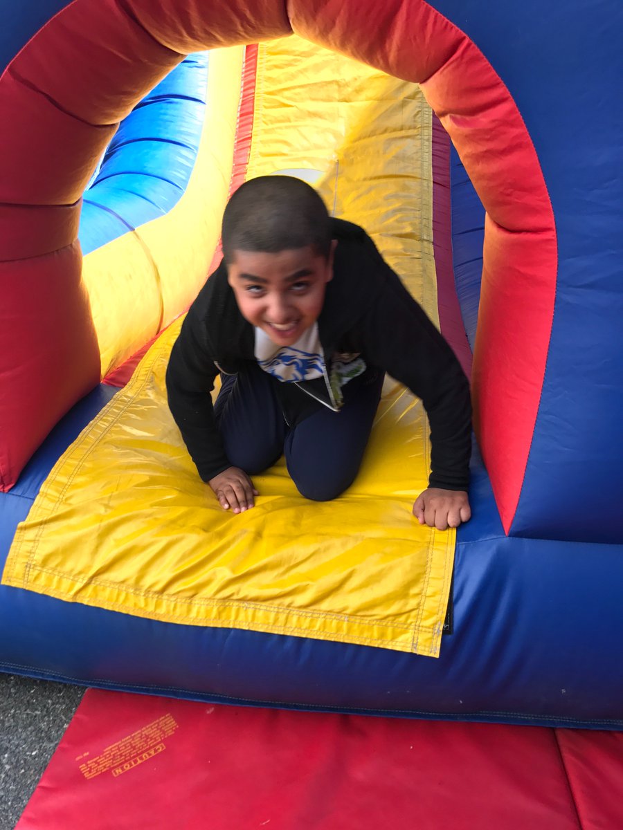LincolnLions5's tweet photo. Bounce house #LCSfieldday2017 #GoLions https://t.co/UoQAmQCaps