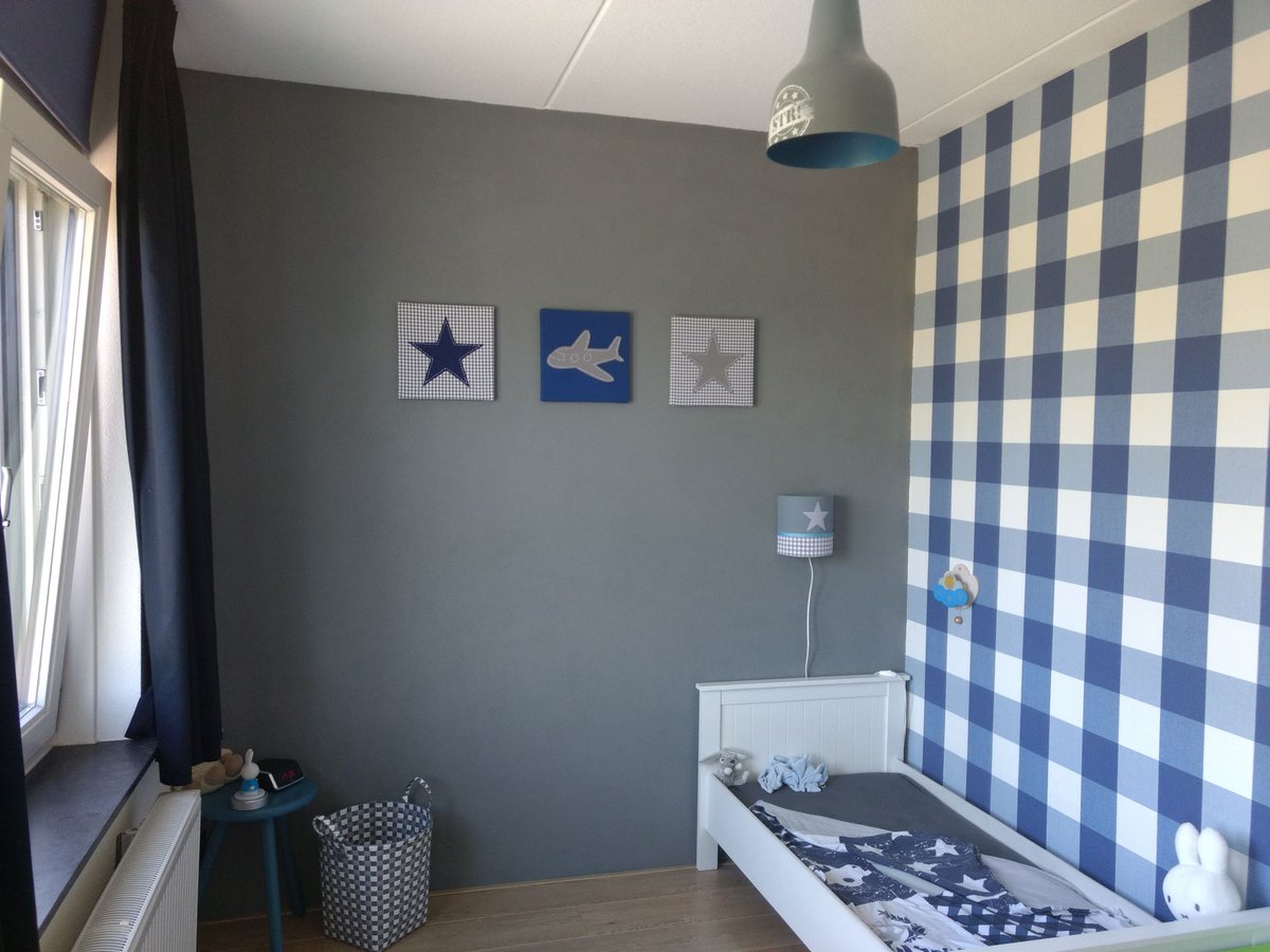 Stoere kinderkamer van zoontje van Marieke met 3 kinderschilderijen (2x ster + 1x vliegtuig) van dekleineauto.nl #klantfoto