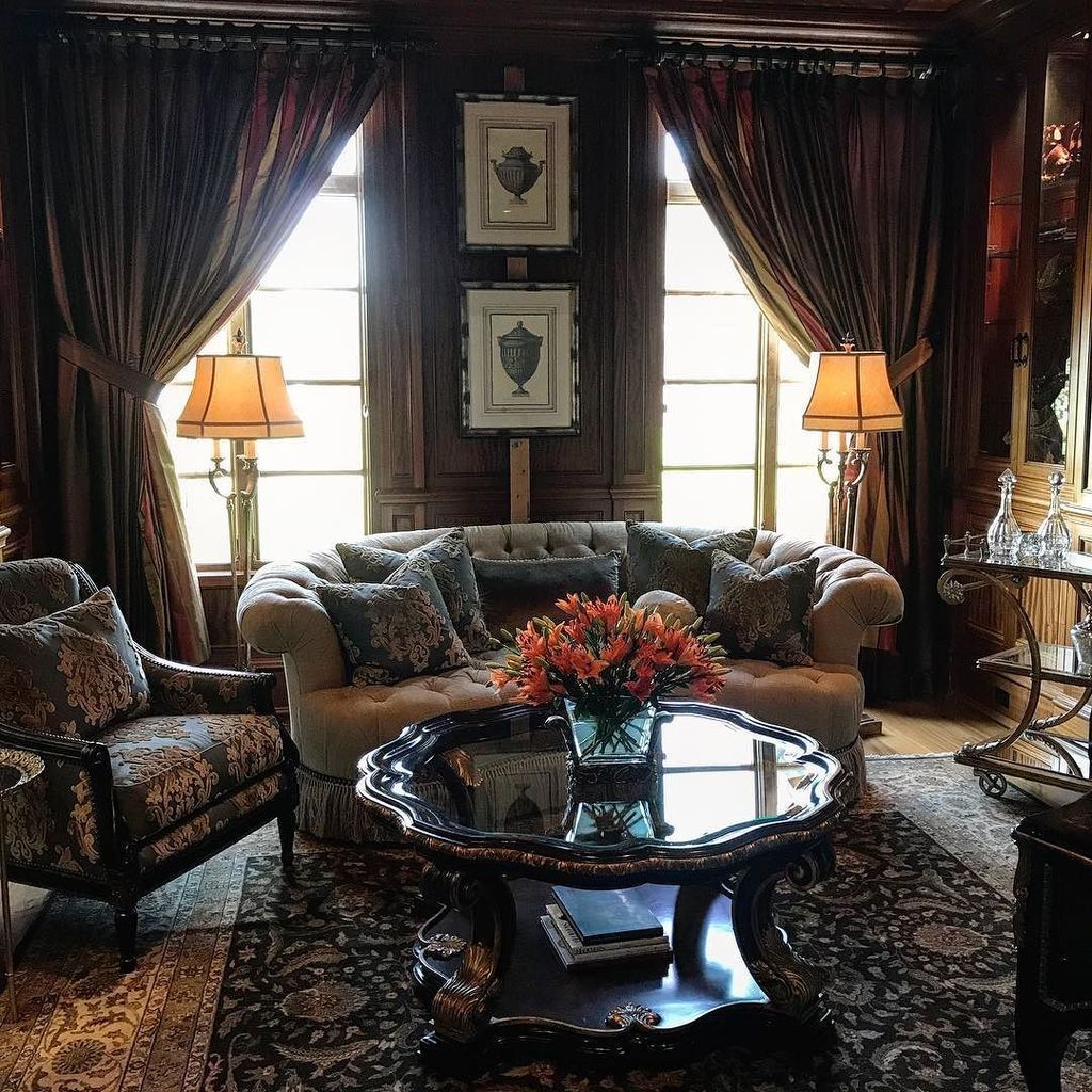 MCFurnitureCo's tweet photo. Relaxed Elegance #photoshoot #onlocation #northcarolina #sofa #livingroom #designer #margecarson #details #thedesi… https://t.co/nHt1AvzEGw https://t.co/ovwlP9nEwD