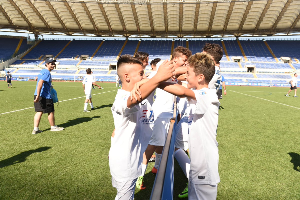 TIM_Official's tweet image. I ragazzi del S. Vincenzo di Palermo vincono il girone D e festeggiano con i ragazzi di Udine. Questo è sport! #JuniorTIMCup #TIMLIve