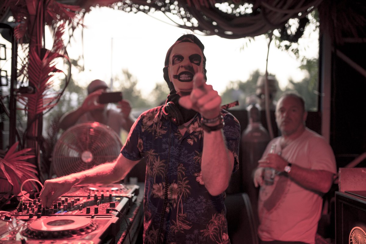 FatboySlim's tweet photo. Great party on the 'beach' at @KIESGRUBE_OFC 🙂 Loved it, thanks for having me! https://t.co/ypmBNjv5mZ
