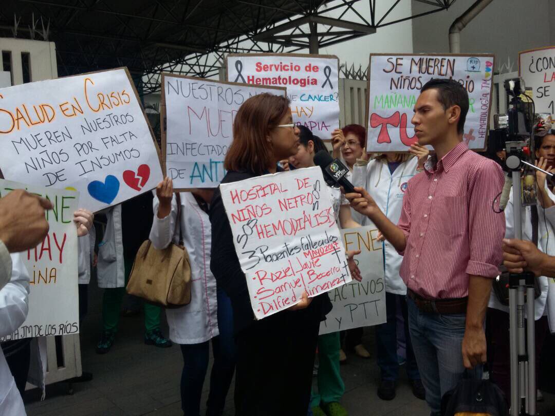 joseolivaresm's tweet photo. Protesta en el Hospital JM de los Ríos!! Mueren nuestros niños por falta de insumos https://t.co/ttvErzfNJu