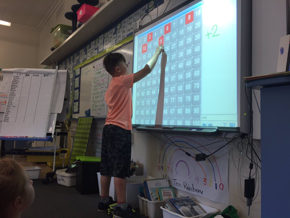 mrsKroom8's tweet image. Using the 100 chart to show increasing and decreasing patterns. #dailymath #secondchat #WinnipegSD #brclearns #room8