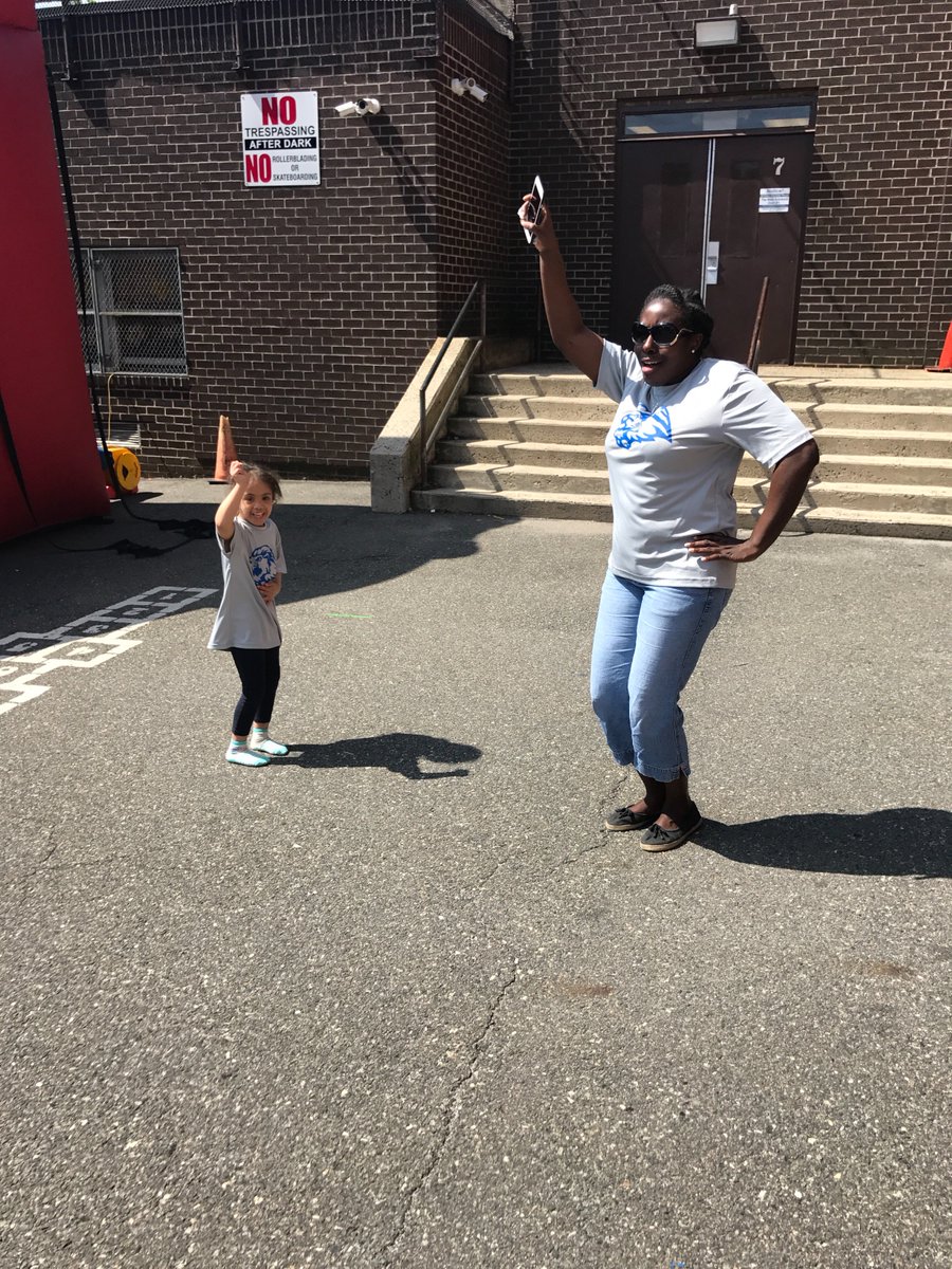 LincolnLions5's tweet photo. Dancing with the DJ! #LCSfieldday2017 #GoLions https://t.co/ooTSfzf4qG