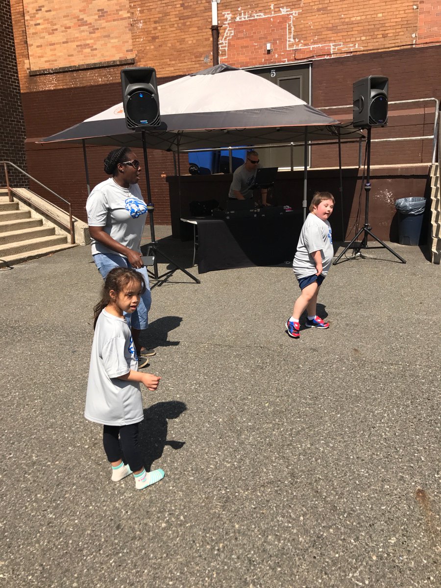 LincolnLions5's tweet photo. Dancing with the DJ! #LCSfieldday2017 #GoLions https://t.co/ooTSfzf4qG