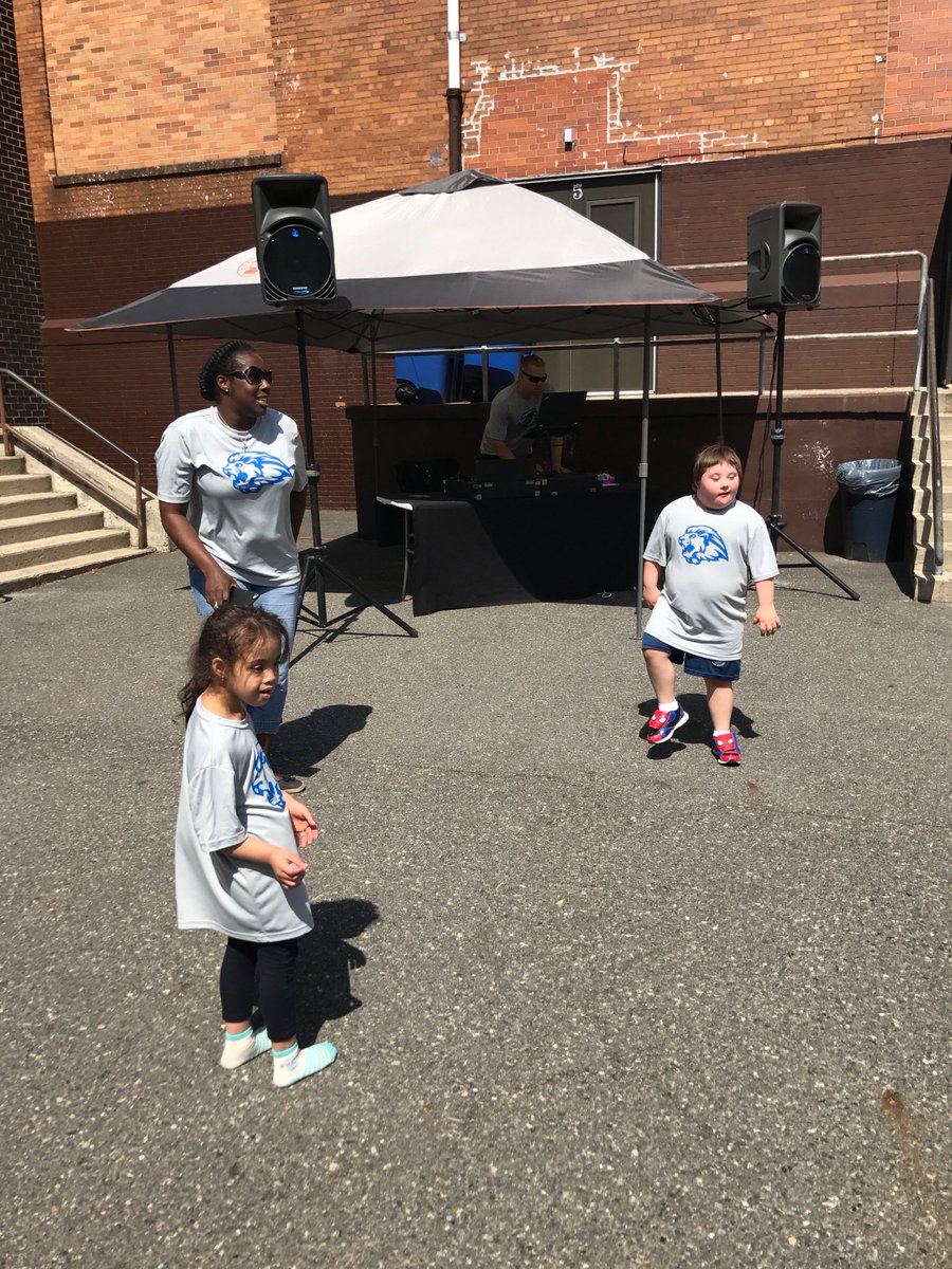 LincolnLions5's tweet photo. Dancing with the DJ! #LCSfieldday2017 #GoLions https://t.co/ooTSfzf4qG