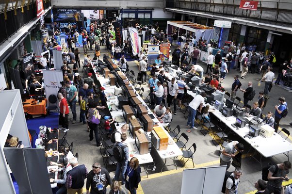 vrHunters_pl's tweet photo. Relacja z #PixelHeaven 2017 - #indiedev #indiegames #gamedev #VR #IndieGameDev ---> https://t.co/b4HEN1s5yx https://t.co/9o5fo0VhH6