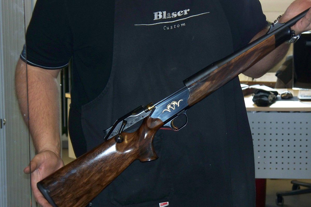 excopesa's tweet photo. Un bonito y diferente #Blaser R8 Black Edition con uno toques realizados en el del taller Custom de la marca. 
¿Qué os parece? https://t.co/5trgoKyvXx