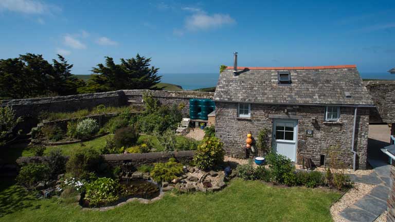 BoutiqueRetreat's tweet photo. Puffin's Nest is a bijoux bolt hole for 2 in Devon and just so romantic: https://t.co/AGEkHbRLii #dogfriendly #romantic #holidaytime #devon https://t.co/tCqdQ4pcil