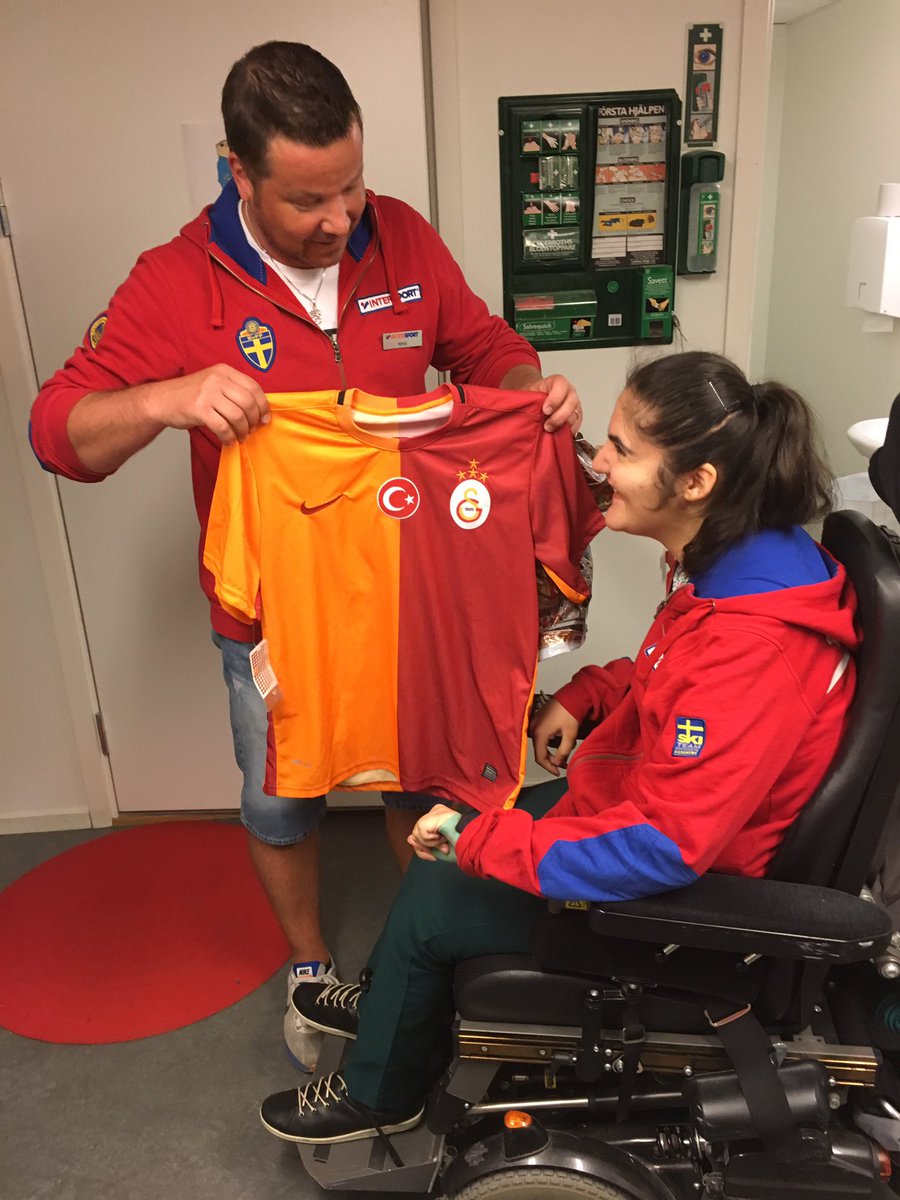 MisaSoderort's tweet image. BC Mika har varit på semester och hade köpt med sig presenter hem till alla, även till D som gör sin apl där. #Galatasaray #apl #intersport