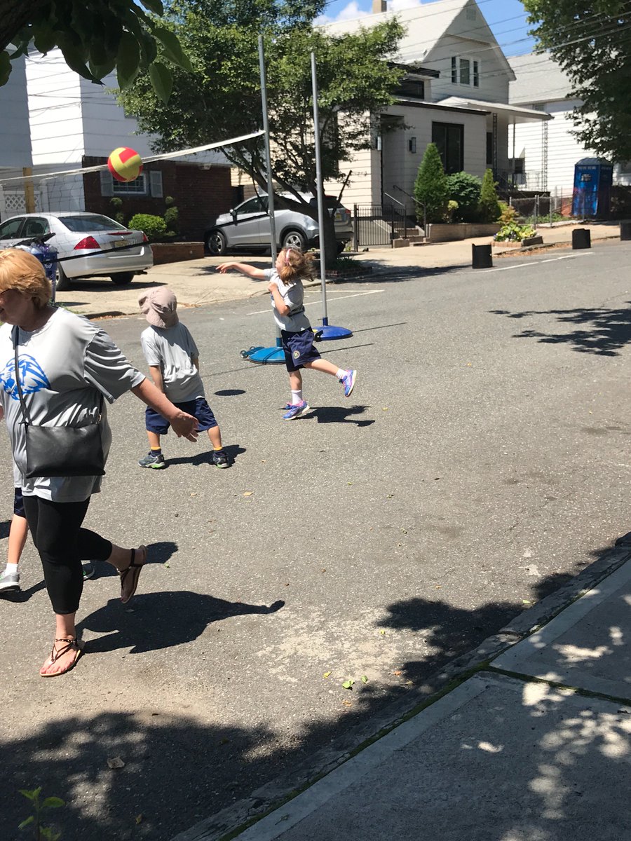 LincolnLions5's tweet photo. Volleyball ππ¦π#LCSfieldday2017 #GoLions https://t.co/MsjiPsUx0M