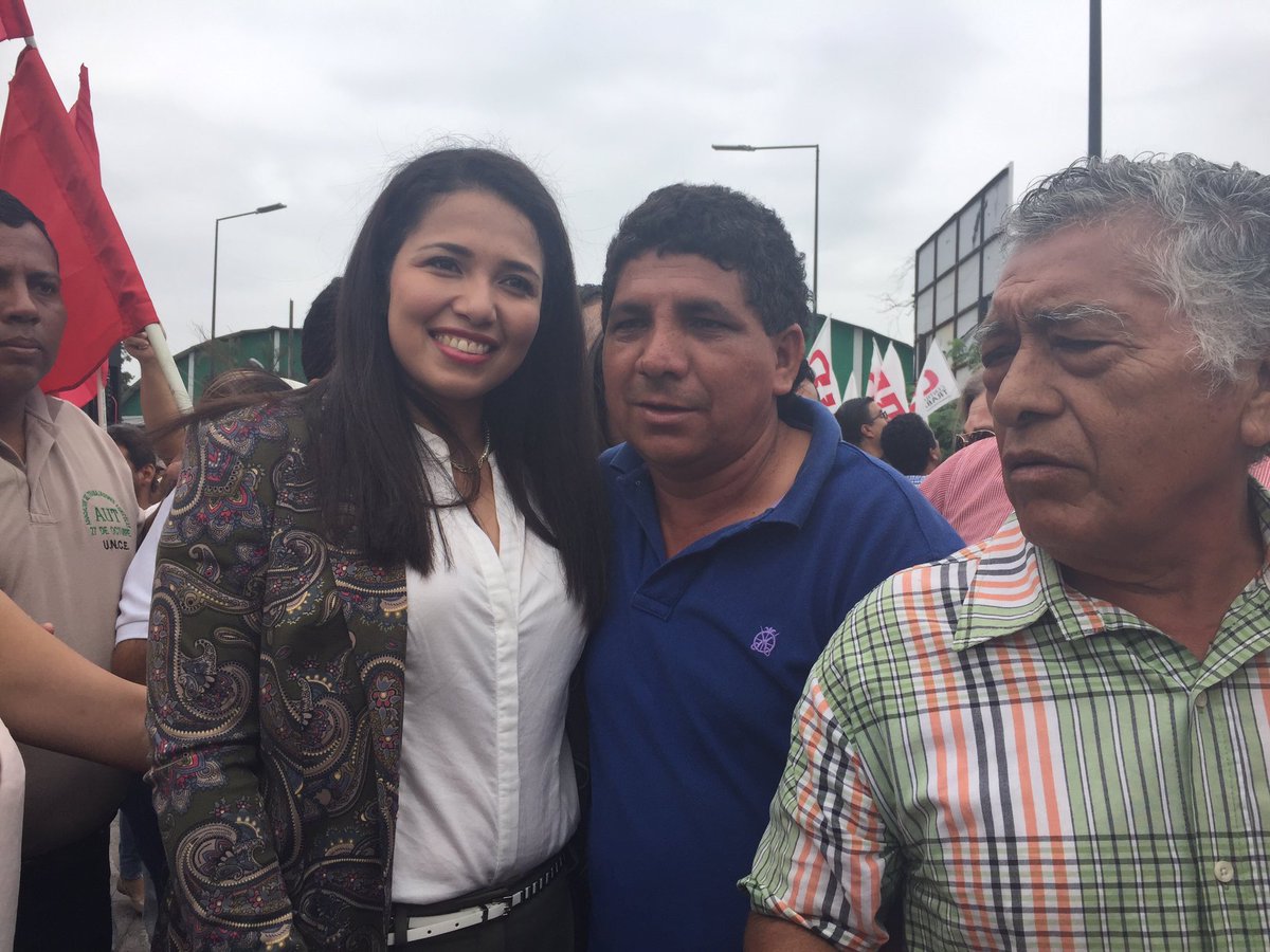 Ministra @VanessaCorderoA comparte con asociaciones agrícolas en evento #EntregaDeCréditos #JorgeEnGuayas