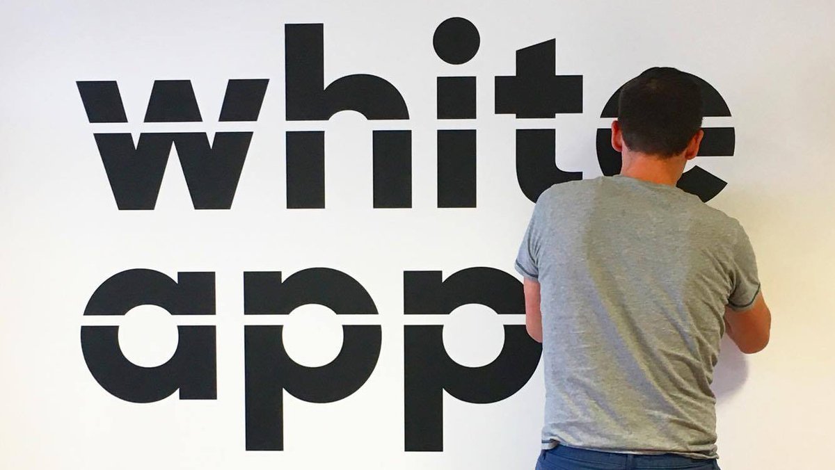 white__app's tweet photo. ¿Hemos contado ya que nos hemos mudado? Aquí estamos decorando la nueva #oficina con un #vinilo molón que nos han hecho en @TeleAdhesivo 🤟🏽 https://t.co/SmgLu0i9WA