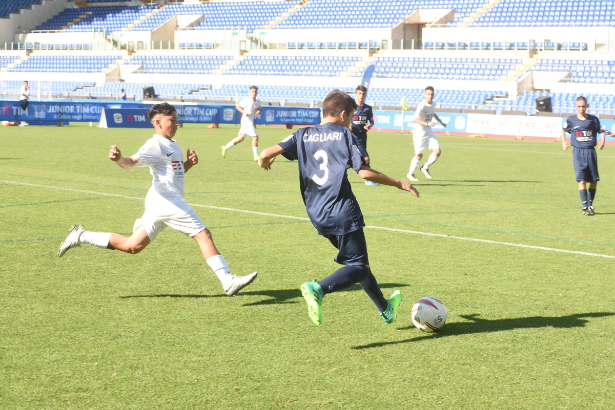 TIM_Official's tweet image. Gli oratori di Cagliari e Napoli, Palermo e Firenze stanno giocando proprio ora la semifinale della #JuniorTIMCup. Forza ragazzi! #TIMLive
