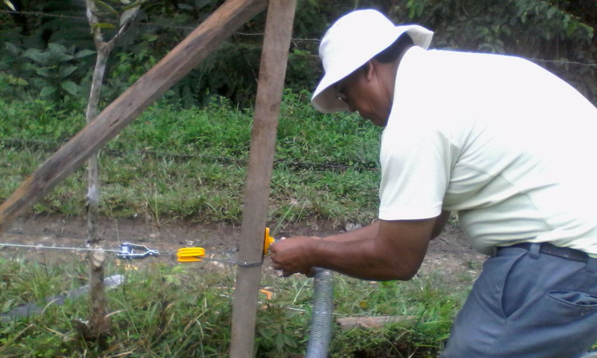 Pato_Benalcazar's tweet photo. #InfoMAGAP| Apoyo técnico en instalación de cerca eléctrica en la finca del Sr. #HectorCastillo, sector #RomerilloBajo #Zamora #ZamoraCh https://t.co/BELYZaxSW6