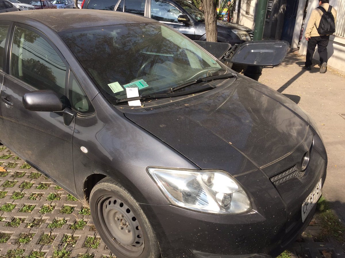 martinocov's tweet photo. @Muni_provi una vergüenza lo que hacen, sacar partes en zona permitida para estacionar 😡 https://t.co/rfjJ6oOAvj