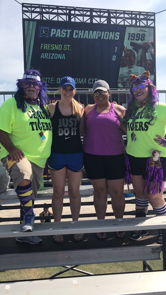 BairdMakenzie's tweet photo. Just played state softball 5 days ago. But we couldn't get enough!⚾️🤙🏼 #WCWS #SocialArena #PrattGreenbacks https://t.co/WaV2wL1a7M