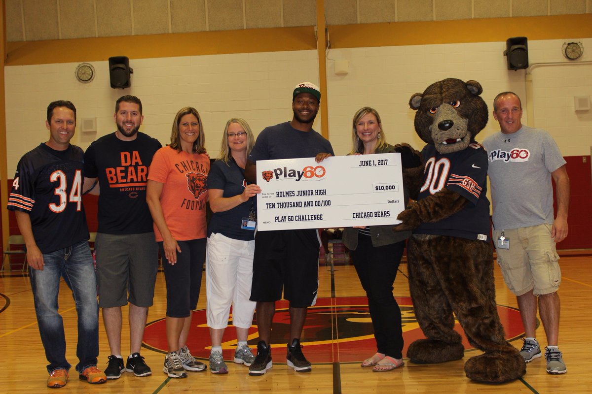 BearsOutreach's tweet photo. Our 2017 Play 60 Challenge winning school was @HolmesJHS &amp; they received a $10K grant from the #Bears presented by former LB @ricknoach.💪🐻⬇️ https://t.co/VFXAUqJIl2