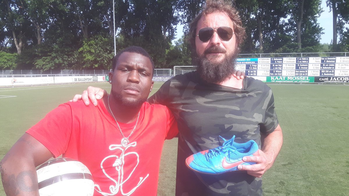 WillemvanBeeren's tweet photo. Roya trekt speciaal voor Voetbal International de kicksen weer aan! Check de video binnenkort  op @VI_nl. https://t.co/k0vUT2fZb6