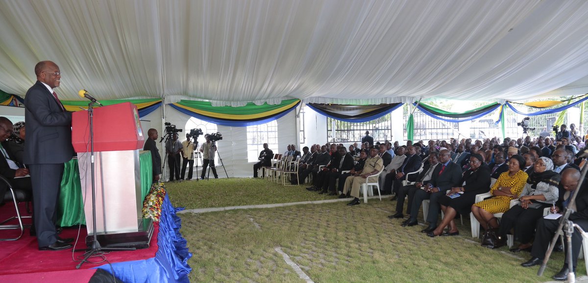 Hakingowi's tweet photo. IKULU 1/3:Rais Dkt. @MagufuliJP  akihutubia baada ya wakati wa kutembelea Kituo cha Kutunzia Taarifa (Data centre) https://t.co/bRIGD6pQJD