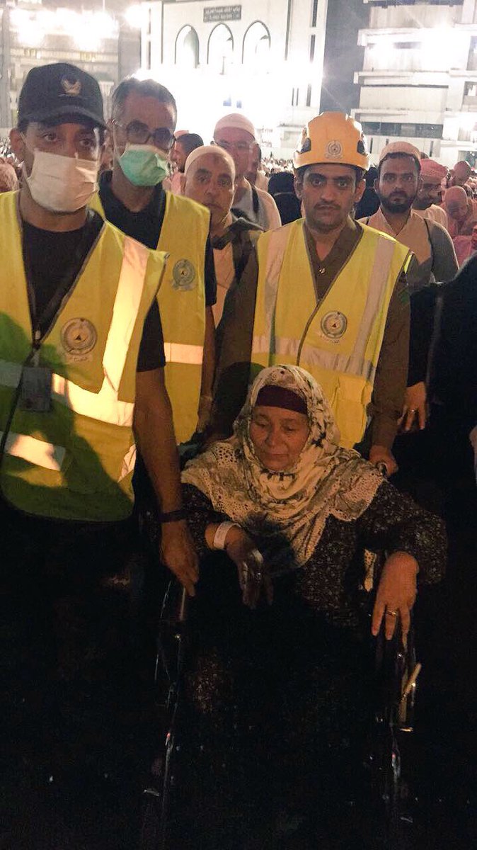 salam_org's tweet photo. اثناء تواجد #فريق_السلام_السعودي في الحرم المكي تم اسعاف الحاله وتسليمها للدفاع المدني 
#الاسعافات_الاوليه
#مكه #مهمه_دعم_الحرم_المكي #رمضان https://t.co/oBvJbX7Pm8