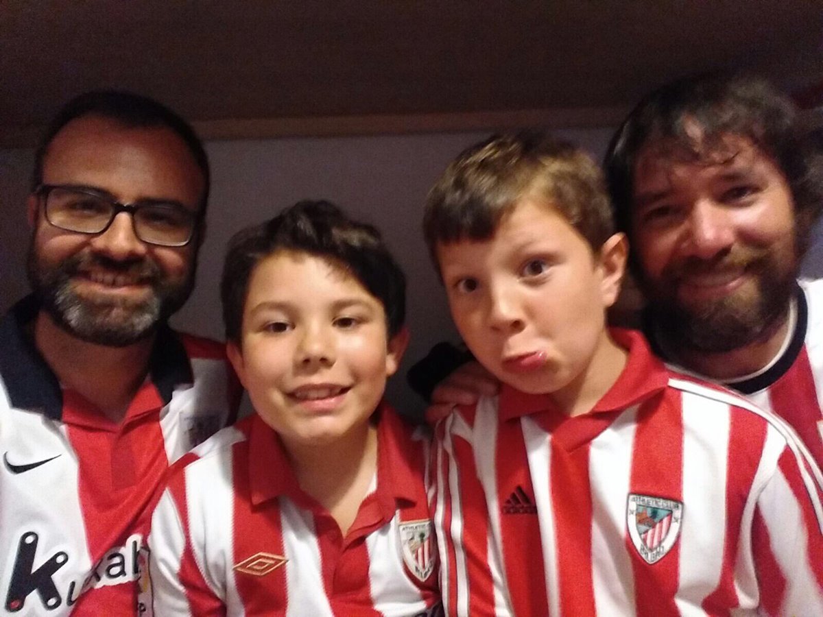 BoskoAthletic's tweet photo. Algunos momentos de la fiesta de presentación de nuestra Peña #BoskoAthletic. Ambientazo de familia en torno al @AthleticClub y a #DonBosco. https://t.co/nECkptsPst