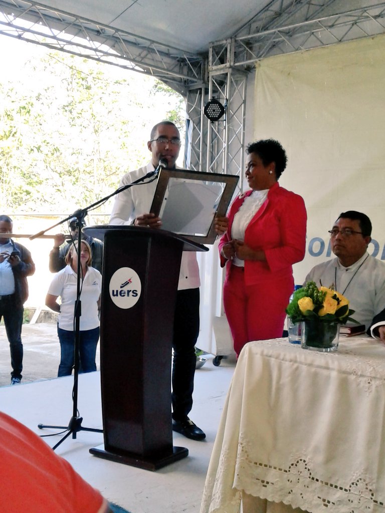 Hamletamadomelo's tweet photo. Hoy reconocemos a doña Telma Eusebio, quien al frente de empresa @UERS_RD supervisó los trabajos #ElectrificaciónLaTranquera #TuDiputadoFiel https://t.co/ovMOaTQVke