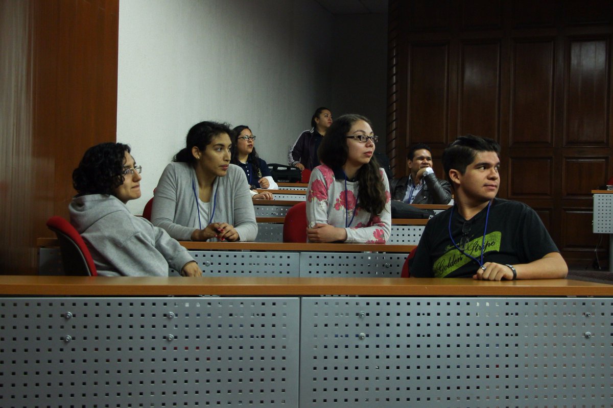 hackadultos's tweet photo. La Dra. Enedina Ortega en la formación y presentación de equipos. https://t.co/kTUkPvFFA9