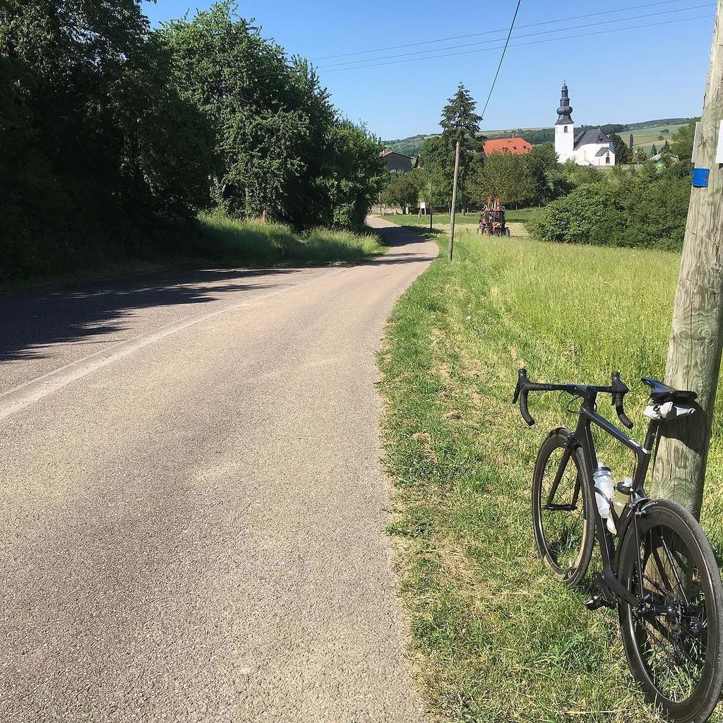 BorisHendrik's tweet photo. Photostop! #cycling #whatyouseewhencycling #enjoytheride #roadcycling #strava #stravaphoto #stravacycling #france #countryroad #lifebehindb… https://t.co/cFFjh0MCyv